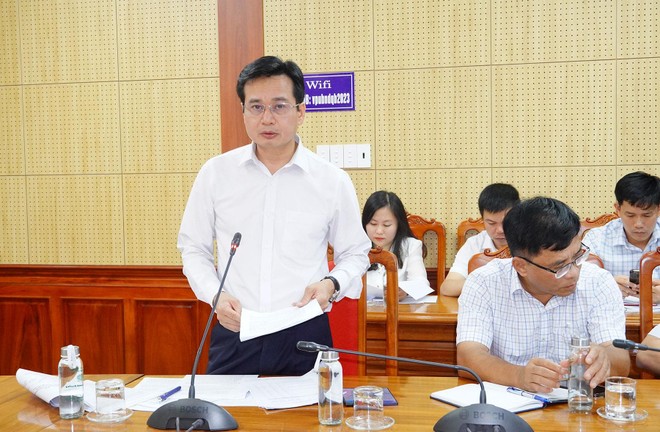 Ông Trương Chí Trung, Giám đốc Sở Xây dựng Quảng Trị phát biểu tại cuộc họp. Ảnh: Trường Nhật