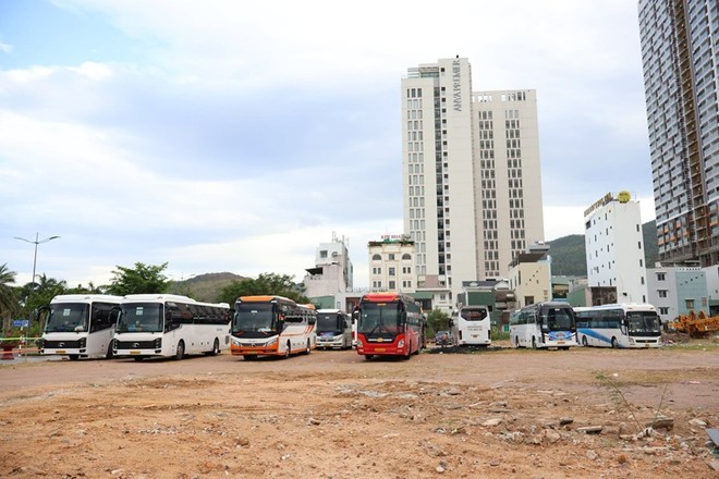 Để phục vụ Năm du lịch Quốc gia 2026, UBND phường Quy Nhơn Nam triển khai quản lý bãi đậu xe miễn phí từ 16 chỗ trở lên tại khu đất K200. Ảnh: UBND phường Quy Nhơn Nam.