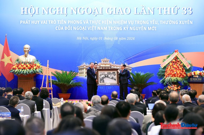 Tổng Bí thư, Chủ tịch nước Tô Lâm tặng quà Bộ Ngoại giao. Ảnh: Đức Thanh