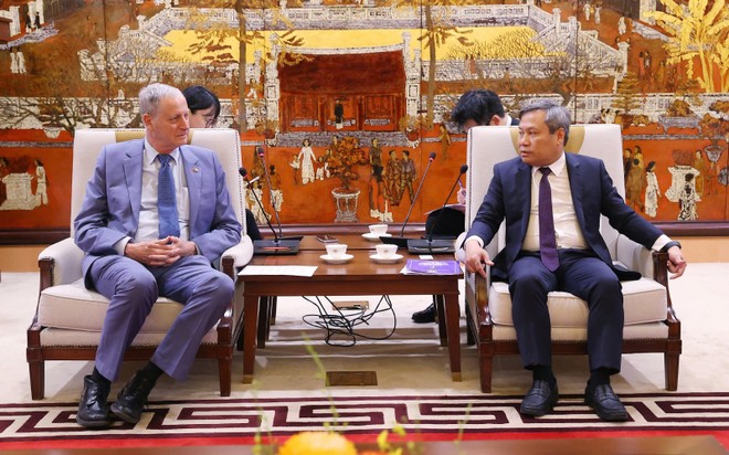 Chủ tịch UBND TP. Hà Nội Vũ Đại Thắng trao đổi với Đại sứ Israel tại Việt Nam Yaron Mayer.