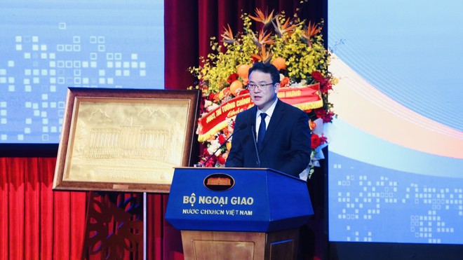 Thứ trưởng Bộ Tài chính Trần Quốc Phương phát biểu tại phiên họp. Ảnh: LV