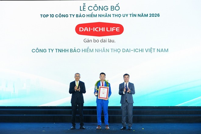 Ông Trần Đình Đông - Giám đốc Cấp cao Dịch vụ Bảo hiểm Dai-ichi Life Việt Nam nhận giải “Top 10 Công ty Bảo hiểm Nhân thọ uy tín 2026”
