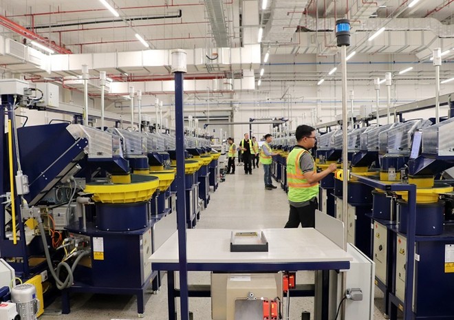 Công nhân vận hành dây chuyền sản xuất tại nhà máy của Tập đoàn Lego ở TP.HCM. Ảnh: L.M