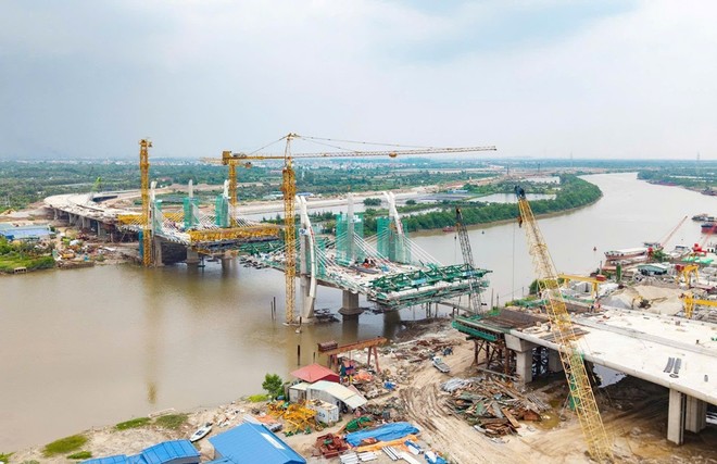 Thi công cầu Hải Thành vượt sông Lạch Tray thuộc Dự án đường Vành đai 2 đoạn Tân Vũ - Hưng Đạo- đường Bùi Viện. Ảnh: Lê Dũng