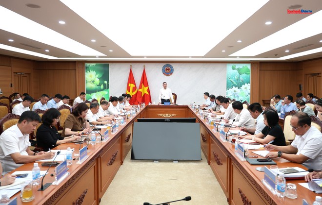 Bộ trưởng Bộ Tài chính Ngô Văn Tuấn chủ trì cuộc họp giao ban 7 tháng đầu năm diễn ra sáng 7/8. Ảnh: Mạnh Tuấn.