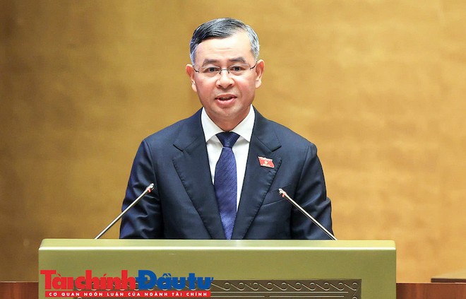 Bộ trưởng Bộ Tài chính Ngô Văn Tuấn trình bày báo cáo giải trình tại Quốc hội - Ảnh Đức Thanh.