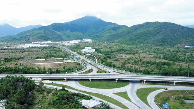 Với hạ tầng được đầu tư đồng bộ, lại được cộng hưởng với Khu thương mại tự do, Khu công nghệ cao Đà Nẵng đang thu hút nhiều tập đoàn công nghệ (Ảnh: H.A)