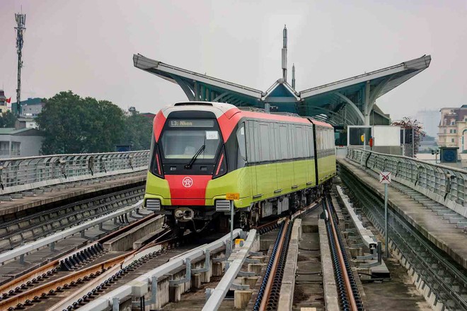 Đoạn trên cao đang khai thác gồm 8 ga: Nhổn, Minh Khai, Phú Diễn, Cầu Diễn, Lê Đức Thọ, Đại học Quốc gia, Chùa Hà và Cầu Giấy.