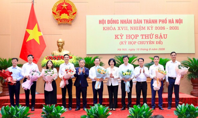 Lãnh đạo TP. Hà Nội tặng hoa các đồng chí trong danh sách miễn nhiệm Ủy viên UBND TP. Hà Nội. Ảnh: Thành Thái.