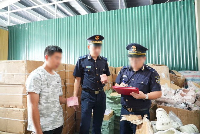 Công chức hải quan kiểm tra hàng hoá vi phạm.
