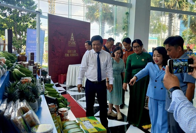 Lãnh đạo tỉnh Đắk Lắk tham quan, tìm hiểu các mô hình sản xuất, kinh doanh trên địa bàn tỉnh.