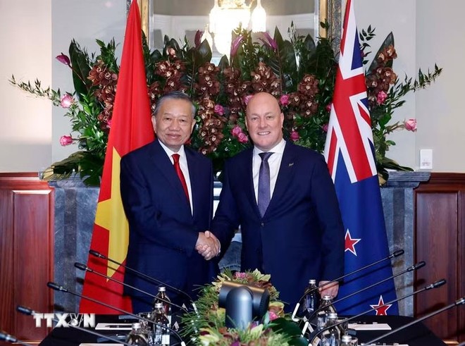 Tổng Bí thư, Chủ tịch nước Tô Lâm và Thủ tướng New Zealand Christopher Luxon chụp ảnh chung. (Ảnh: Thống Nhất/TTXVN)