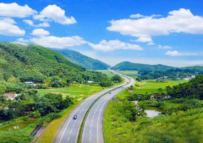 Dự án mở rộng đoạn Yên Bái - Lào Cai (thuộc cao tốc Nội Bài - Lào Cai) từ 2 lên 4 làn xe đang được khẩn trương thi công.