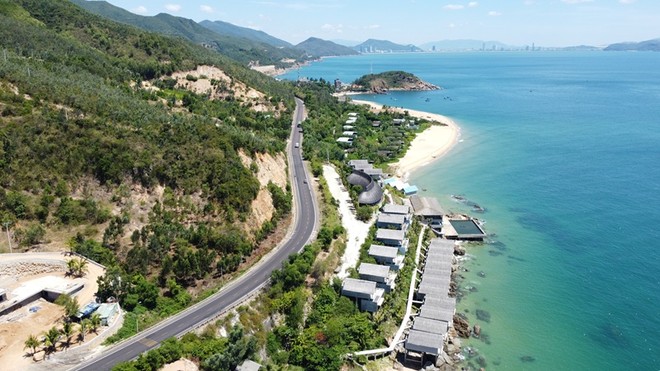 Tuyến Quy Nhơn - Sông Cầu, dọc theo Quốc lộ 1D từng thu hút nhiều nhà đầu tư thực hiện dự án du lịch. Hiện nay, khu vực này tiếp tục là tâm điểm với dự án quy mô lớn do Tập đoàn Sun Group đề xuất đầu tư. 