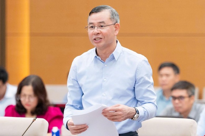 Bộ trưởng Bộ Tài chính Ngô Văn Tuấn trình bày đề xuất của Chính phủ - Ảnh: QH. 