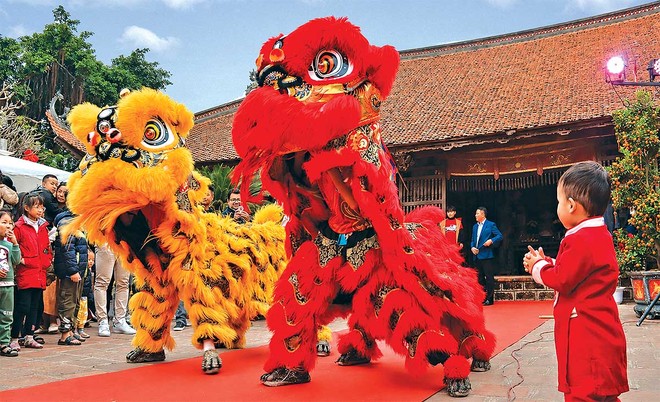 Du khách hào hứng hòa mình vào không khí lễ hội tại làng cổ Đường Lâm (Ảnh: Linh Nguyễn)