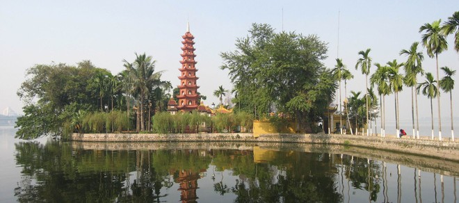 Hồ Tây sở hữu nhiều di tích nổi tiếng nhưng chưa phát huy hết tiềm năng du lịch. Nguồn: Wikipedia