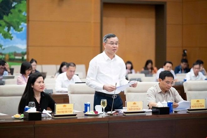 Bộ trưởng Bộ Tài chính Ngô Văn Tuấn trình bày tờ trình - Ảnh: QH.