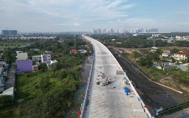 Thi công đường Vành đai 3, TP.HCM đoạn đi trên cao qua khu vực Thủ Đức - Ảnh: Lê Toàn