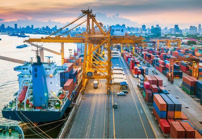 Tính đến hết tháng 7 năm 2026, kim ngạch xuất khẩu đạt 319,7 tỷ USD, tăng 21,7% so với cùng kỳ, cao hơn mục tiêu cả năm 15-16% và thuộc nhóm tăng trưởng tốt trong nhiều năm trở lại đây. Tuy nhiên, cán cân thương mại hàng hóa ghi nhận nhập siêu khoảng 20,3 tỷ USD.
