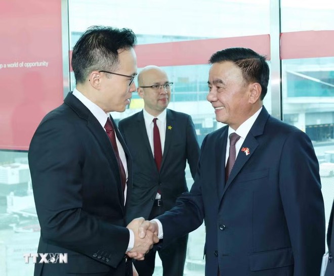 Thường trực Ban Bí thư Trần Cẩm Tú tới Sân bay Changi, bắt đầu chuyến thăm chính thức Cộng hòa Singapore. (Ảnh: Phương Hoa/TTXVN)