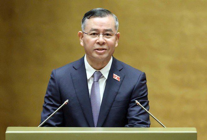 Bộ trưởng Bộ Tài chính Ngô Văn Tuấn trình bày báo cáo giải trình, tiếp thu, chỉnh lý Dự thảo Nghị quyết (Ảnh: Đức Thanh) 