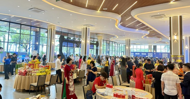Doanh nghiệp, hợp tác xã tìm kiếm cơ hội hợp tác, mở rộng thị trường thông qua các phiên kết nối. Ảnh: Quỳnh Nga