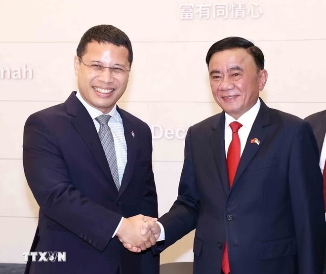 Ủy viên Bộ Chính trị, Thường trực Ban Bí thư Trần Cẩm Tú gặp Chủ tịch Đảng Hành động Nhân dân Singapore, Bộ trưởng Bộ Giáo dục Singapore Desmond Lee. Ảnh: TTXVN.