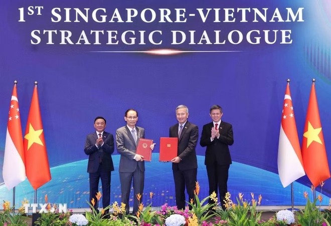 Ủy viên Bộ Chính trị, Bộ trưởng Bộ Ngoại giao Lê Hoài Trung và Bộ trưởng Ngoại giao Singapore Vivian Balakrishnan trao Tuyên bố chung về Chiến lược Kết nối Công nghệ Việt Nam - Singapore - Ảnh: TTXVN