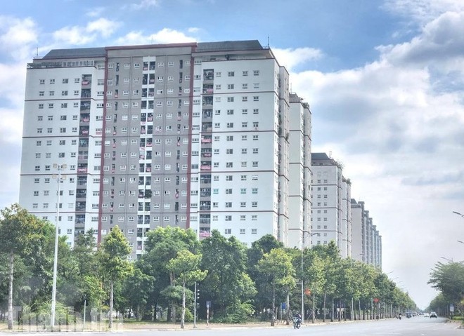 Hơn 200 dự án, tương đương 62.000 căn hộ tại Hà Nội đang gặp vướng mắc do sai phạm về quy hoạch, tự ý chuyển đổi công năng, vi phạm nghĩa vụ tài chính. Từ đầu nhiệm kỳ 2021 - 2026 đến nay, Thành phố Hà Nội đã tháo gỡ, cấp sổ hồng được 33.000 căn hộ. Hiện vẫn còn hơn 29.000 căn hộ nữa đang chờ xử lý.