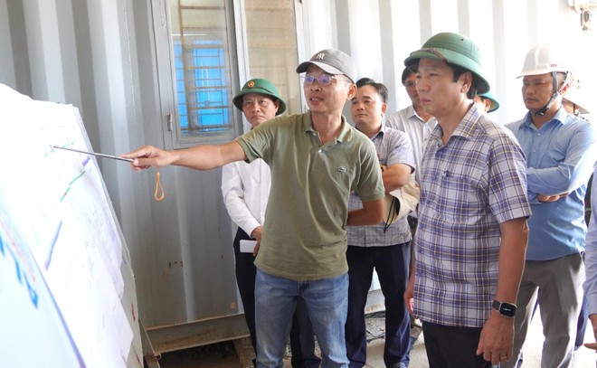 Ông Nguyễn Phong Luân, Phó Trưởng Ban Quản lý dự án đầu tư xây dựng công trình dân dụng, công nghiệp và hạ tầng kỹ thuật tỉnh Quảng Trị báo cáo tiến độ dự án đường ven biển khu vực phía Nam tỉnh Quảng Trị.