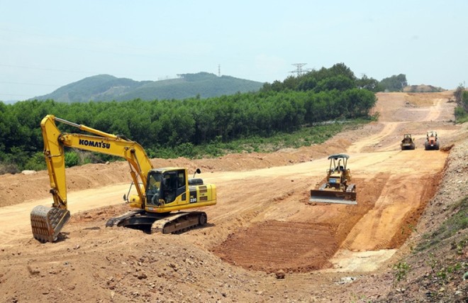 Thi công xây dựng đường cao tốc. Ảnh: Bộ Xây dựng.