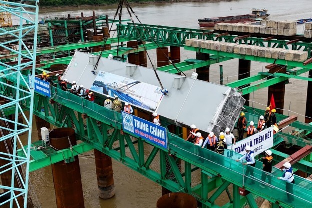 Nhà thầu Trung Chính tổ chức lắp dựng những đốt dầm dọc chủ đầu tiên tại nhịp cầu nối hai trụ TC3 - TC4, đánh dấu việc cầu Trần Hưng Đạo bước vào giai đoạn thi công kết cấu phần trên.