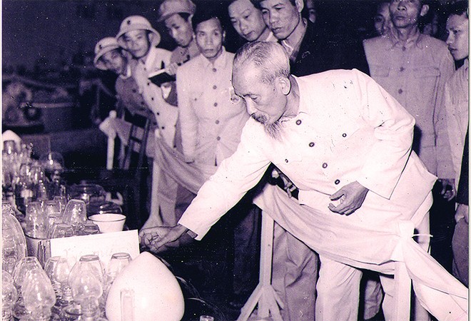 Chủ tịch Hồ Chí Minh xem các mặt hàng thủy tinh tại Hội chợ triển lãm tiểu thủ công, Hà Nội (tháng 2/1958). Ảnh: Tư liệu
