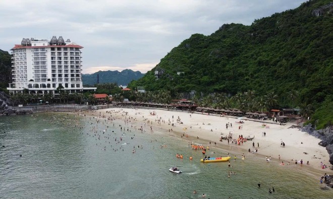 Du khách trải nghiệm tại Cát Bà trong kỳ nghỉ lễ. Ảnh: Nguyễn Hoàn