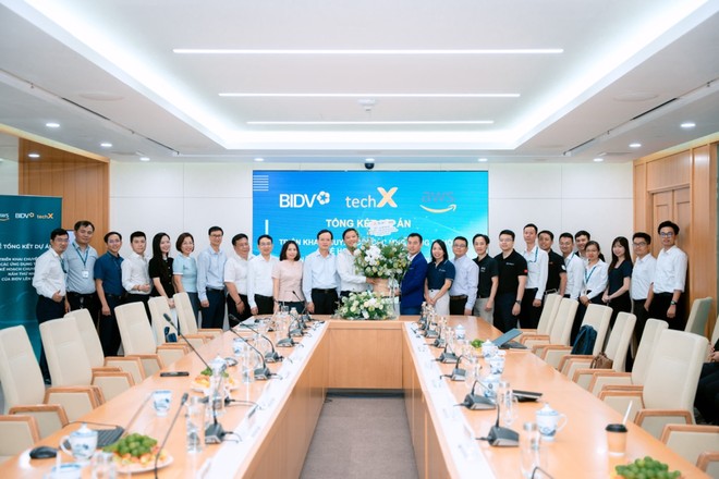 Đại diện BIDV, TechX và AWS tại lễ tổng kết Dự án