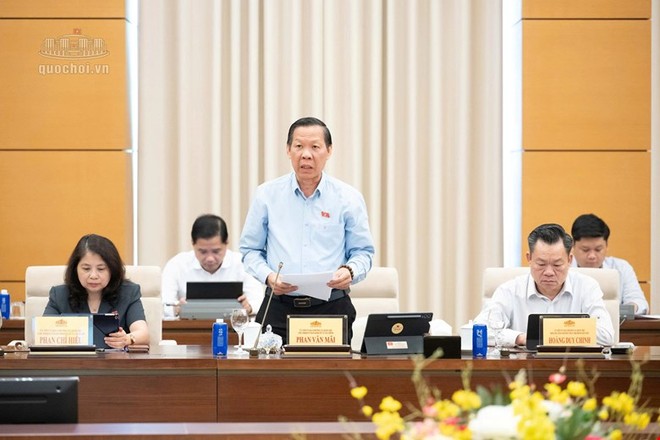Chủ nhiệm Ủy ban Kinh tế và Tài chính Phan Văn Mãi trình bày báo cáo thẩm tra - Ảnh: QH 