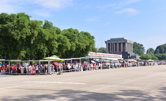 Đông đảo người dân và du khách xếp hàng vào Lăng viếng Chủ tịch Hồ Chí Minh dịp Quốc khánh 2/9. 