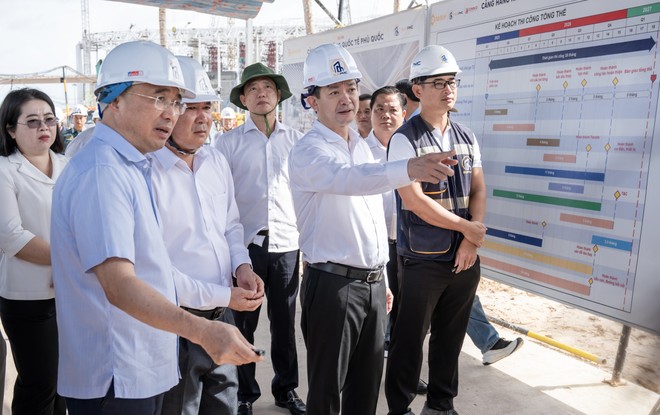 Bí thư Tỉnh ủy Lê Quang Tùng (đứng thứ 2 từ phải qua) cùng đoàn công tác nghe báo cáo tiến độ dự án đầu tư mở rộng Cảng hàng không quốc tế Phú Quốc. Ảnh: TDC