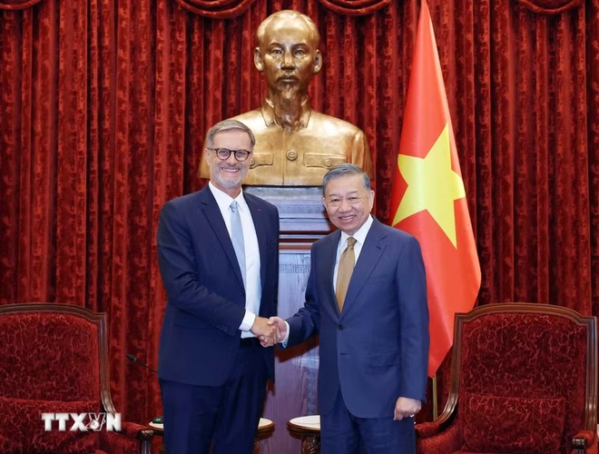 Tổng Bí thư, Chủ tịch nước Tô Lâm tiếp Đại sứ Cộng hòa Pháp tại Việt Nam Olivier Brochet đến chào từ biệt nhân dịp kết thúc nhiệm kỳ công tác tại Việt Nam. (Ảnh: Thống Nhất/TTXVN)