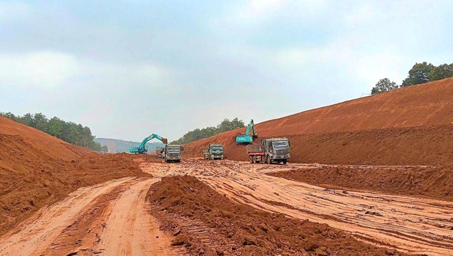 Thi công cao tốc Quy Nhơn - Pleiku (Ảnh: Vĩnh Yên). 