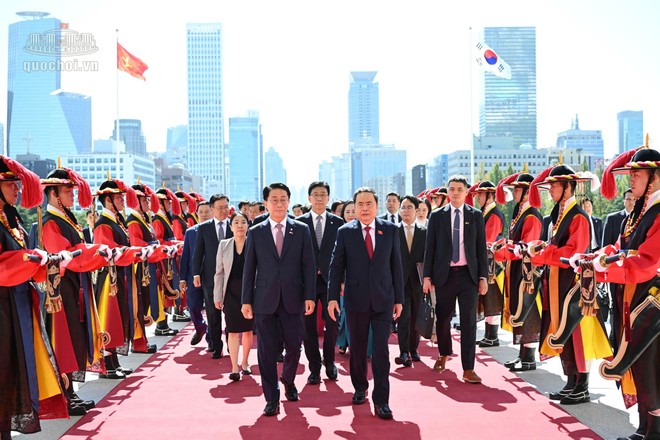Chủ tịch Quốc hội Hàn Quốc Cho Jeong Sik đón Chủ tịch Quốc hội Trần Thanh Mẫn.