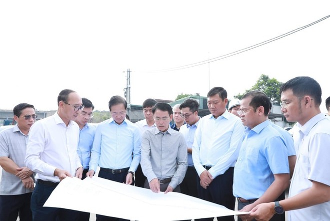 Phó Bí thư Thường trực Thành ủy Nguyễn Trọng Đông kiểm tra tiến độ dọc tuyến Vành đai 2.5 (điểm kết thúc nút giao Vành đai 3 - Lĩnh Nam) trên địa bàn phường Vĩnh Hưng.