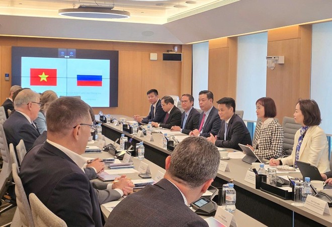 Ông Lê Ngọc Châu, Ủy viên Trung ương Đảng, Bí thư Thành ủy, Trưởng Đoàn đại biểu Quốc hội thành phố Hải Phòng dẫn đầu làm việc với Tập đoàn Novatek của Nga. Ảnh: BHP