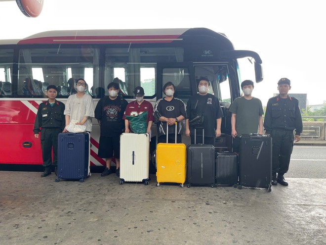 Nhóm người nước ngoài bị trục xuất 