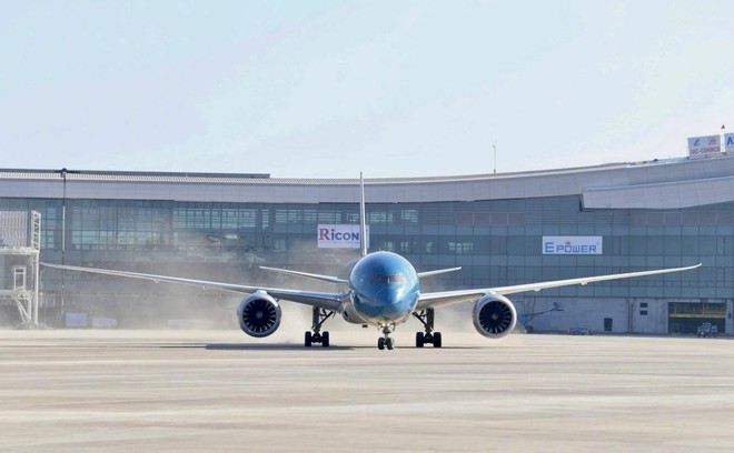Sáng 19/12/2025, chuyến bay thương mại đầu tiên do Vietnam Airlines khai thác khai thác đã chính thức hạ cánh tại Cảng hàng không quốc tế Long Thành.