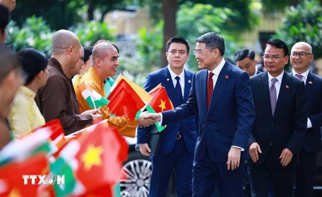 [Ảnh] Thủ tướng Lê Minh Hưng dâng hoa tại Tượng Chủ tịch Hồ Chí Minh ở New Delhi 