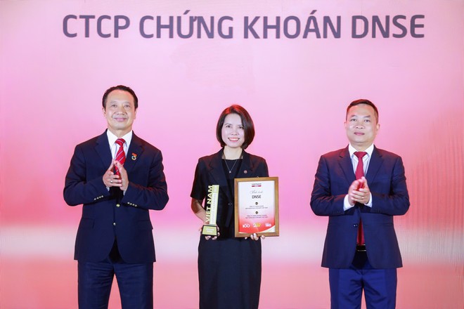 Bà Nguyễn Thị Tuyến, Giám đốc vận hành DNSE nhận vinh danh Top 10 công ty chứng khoán tư nhân và Top 15 công ty chứng khoán nộp ngân sách lớn nhất Việt Nam