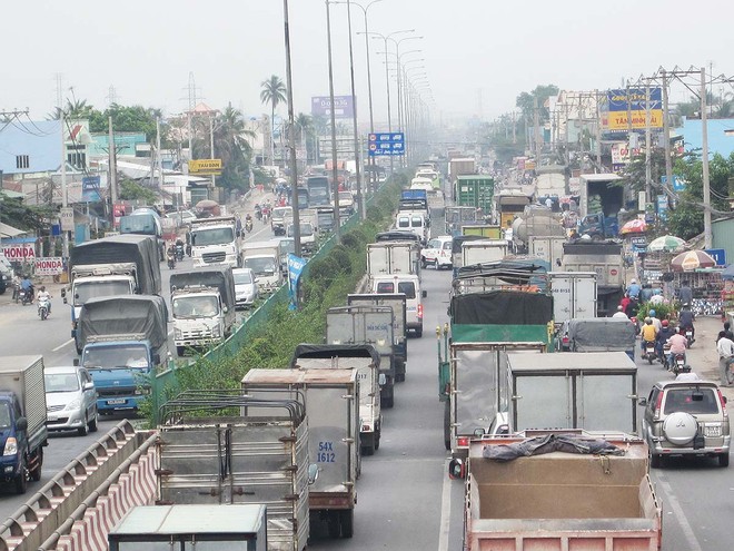 Quốc lộ 1, đoạn qua TP.HCM thường xuyên xảy ra ùn tắc, làm tăng thời gian vận chuyển và chi phí logistics của doanh nghiệp (Ảnh: Lê Quân)