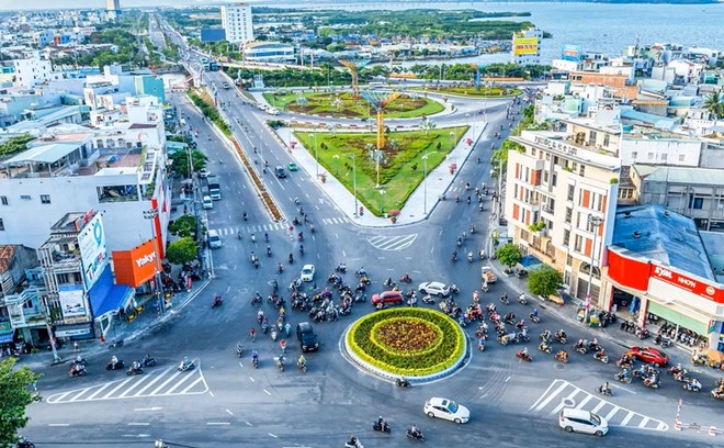 Nút giao thông tại khu vực ngã 5 Đống Đa - Hoa Lư là cửa ngõ giao thông quan trọng của khu vực Quy Nhơn, tỉnh Gia Lai tuy nhiên thường xuyên xảy ra tình trạng ùn tắc giao thông vào giờ cao điểm. Ảnh: Dũng Nhân. 